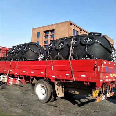 50kPa 4.5M Yokohama Rubber Fender avec le filet résistant de chaîne de pneu de protection