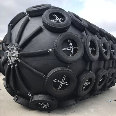 50kPa 4.5M Yokohama Rubber Fender avec le filet résistant de chaîne de pneu de protection