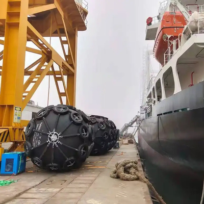 Amortisseur en caoutchouc de Yokohama de côté de bateau de 50 Kpa pour le bateau et le dock