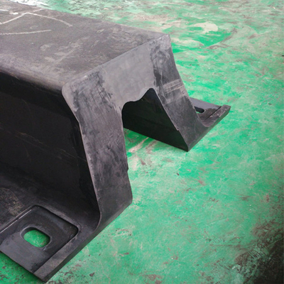 Profil en forme de V pour la protection des bateaux