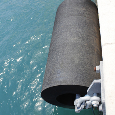 Des déflecteurs de marine cylindriques de 2000 mm améliorent la sécurité maritime