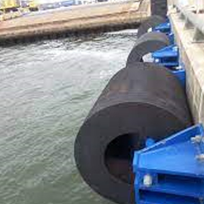 Des pare-chocs en caoutchouc cylindrique noir de marine personnalisés pour les amarrements de navires