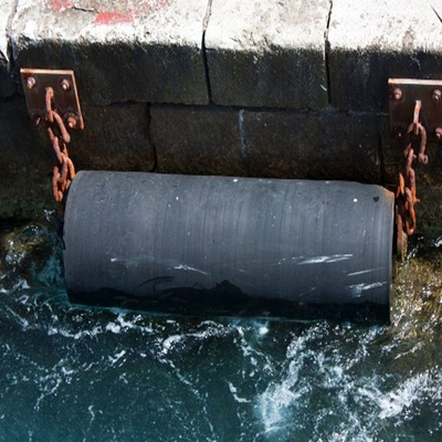 Des pare-chocs en caoutchouc cylindrique noir de marine personnalisés pour les amarrements de navires