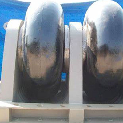 Des éclaboussures à rouleaux noirs durables pour les bateaux