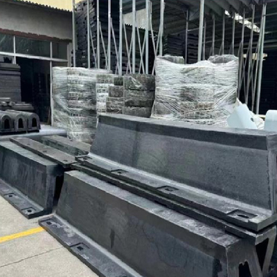 Fender en caoutchouc à arc noir pour une protection durable des ports et des quais