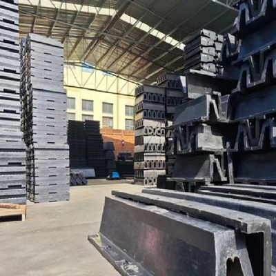 Fender en caoutchouc à arc noir pour une protection durable des ports et des quais