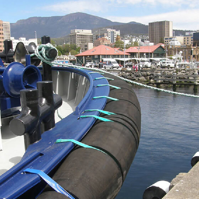 Absorption des chocs des navires remorqueurs des navires pare-chocs des défenses pour divers environnements marins