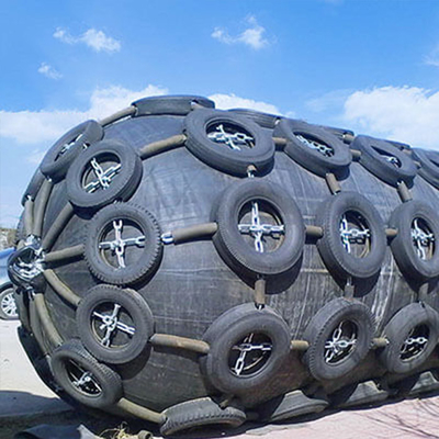 Jumbo Fender avec fournit un rembourrage pendant l' amarrement et réduit le bruit lors de l' impact
