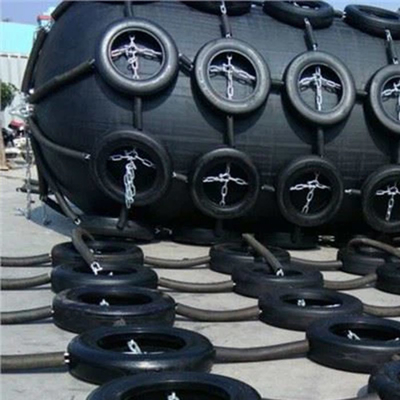Jumbo Fender avec fournit un rembourrage pendant l' amarrement et réduit le bruit lors de l' impact