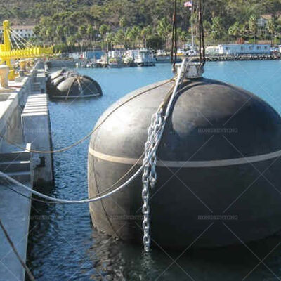 Défenses sous-marines robustes résistantes aux intempéries avec un excellent effet d'amortissement pour l'amarrage marin