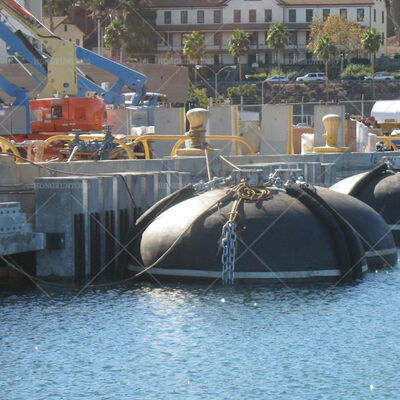 Défenses sous-marines robustes résistantes aux intempéries avec un excellent effet d'amortissement pour l'amarrage marin
