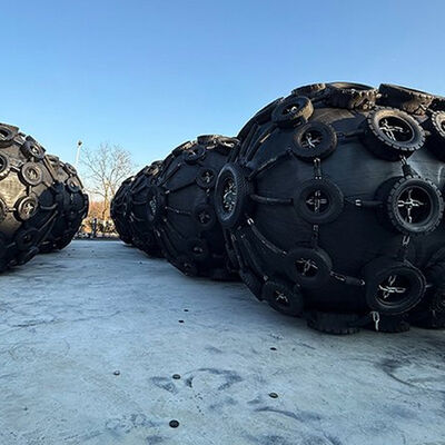 Fender en caoutchouc Yokohama avec absorption d'énergie élevée résistant à l'usure durable pour la protection maritime Norme ISO17357-1:2014