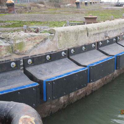 Pare-chocs de quai pour garde-boue marin V avec absorption d'énergie élevée, construction en caoutchouc durable et faible entretien